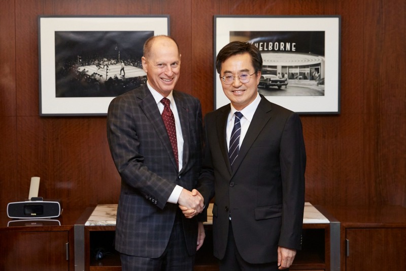 김동연 지사가 게리 샤피로CTA 회장과 기념촬영을 하고 있다.