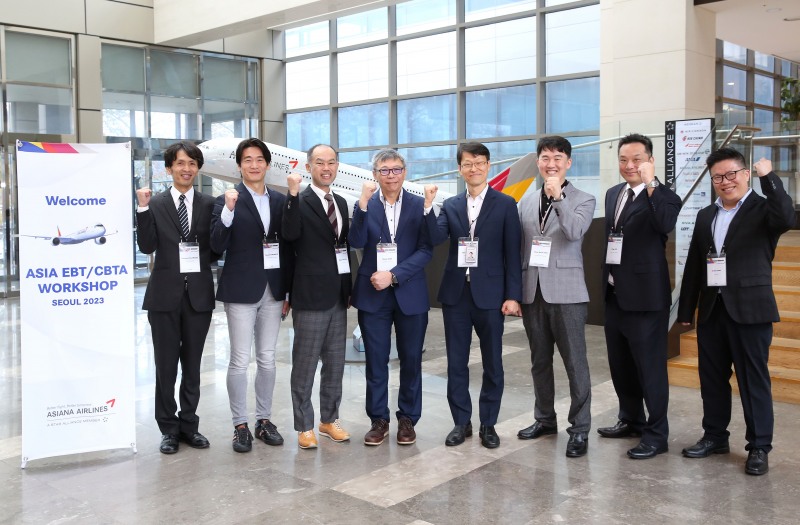 워크샵에 참석한 국내외 항공사 관계자들이 기념사진을 찍고 있다.(사진=아시아나항공)