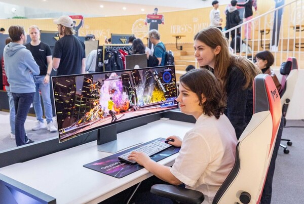 방문객들이롯데백화점부산본점에위치한‘오디세이체험존’에서삼성전자게이밍모니터를체험하고있다./사진=삼성전자제공