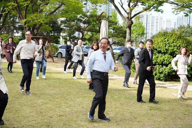 하윤수 부산교육감이 직원들과 아침체인지 활동을 함께 하고 있다.(사진제공=부산교육청)