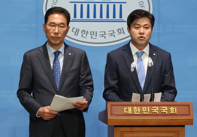 김포 지역 더불어민주당 박상혁, 김주영 국회의원이 5일 국회에서 서울 편입 관련 입장 발표 기자회견을 하고 있다. 사진=연합뉴스