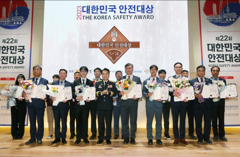 대한민국 안전대상 시상식에서 이홍복 경륜경정총괄본부장(앞선 좌측 5번째), 남화영 소방청장(좌측 4번째)을 비롯한 수상기업(자)들이 단체 기념사진을 촬영하고 있다. (사진=국민체육진흥공단)