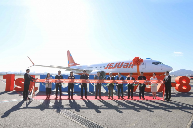 김이배 제주항공 대표이사(왼쪽에서 5번째), 한국산업은행 김대업 PF실장(왼쪽에서 4번째), 백차현 AK홀딩스 대표이사(왼쪽에서 6번째), 보잉 재이 김(Jay Kim) 상용기 세일즈 이사(왼쪽에서 7번째) 등이 항공기 앞에서 리본 커팅을 하고 있다.(사진=제주항공)