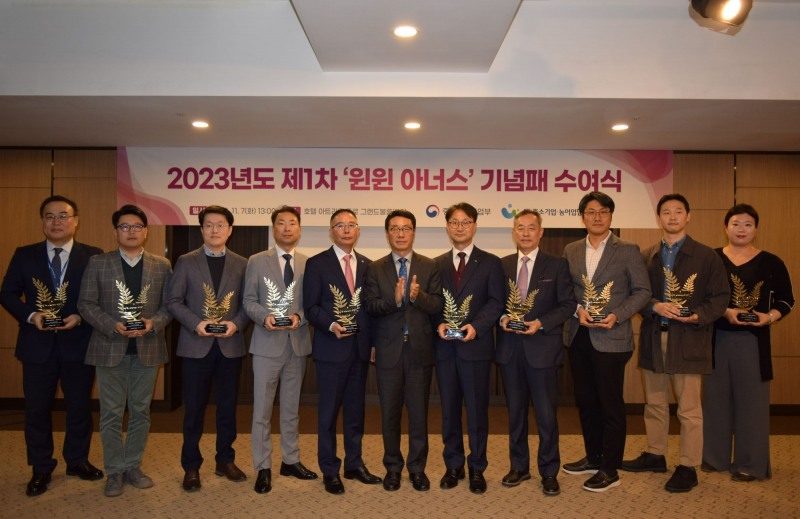 7일 포스코와 그래핀스퀘어社가 윈윈 아너스 기념패를 수상했다.(사진=포스코)