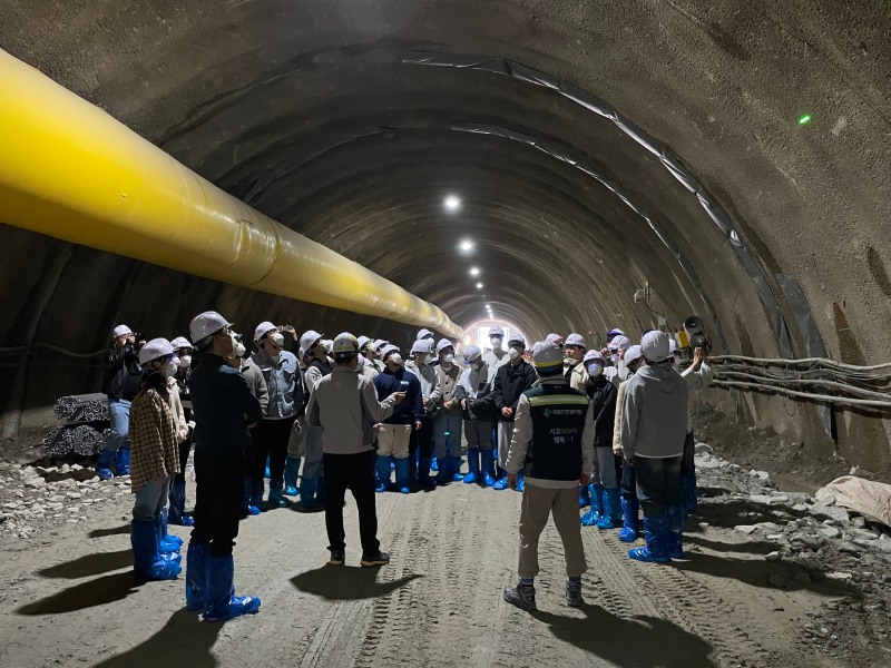 호남고속철도 2단계 5공고 건설현장에서 터널 공법에 대해 설명을 듣는 모습. (사진=국토안전관리원)