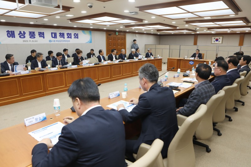 노동진 수협중앙회장(사진 가장 오른쪽)은 8일 수협 본사에서 '해상풍력 특별법 제정 촉구 건의문'을 채택하고 법안의 조속한 심의와 통과를 국회의 건의 하기로 했다.(사진=수협중앙회)