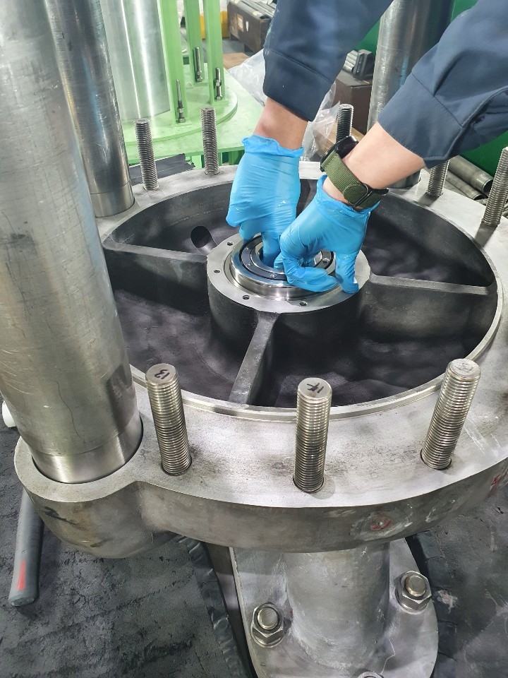 평택기지 LNG펌프에 초저온베어링을 설치하고 있다.(사진=한국가스공사)