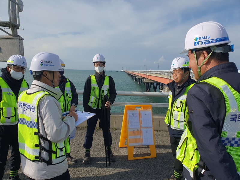 이용강 부원장이 서산 입출하부두 정밀안전진단 현장에 방문한 모습.(사진= 국토안전관리원)
