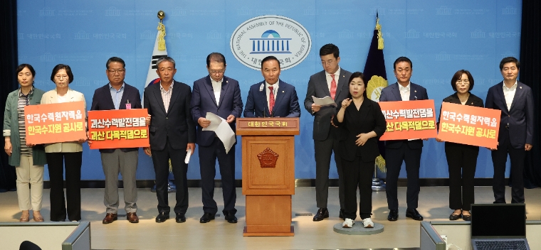 국민의힘 박덕흠 의원 (가운데) 등이 지난 7월 31일 국회 소통관에서 폭우에 취약한 괴산댐 대책 촉구 기자회견을 하고 있다. (사진=연합뉴스)