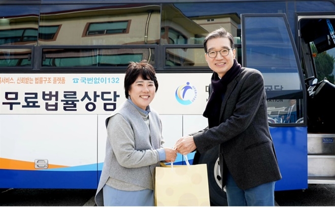 이종엽 대한법률구조공단 이사장(우측)이 11월 10일 전북 남원시 장애인종합복지관을 방문해 임은용 관장과 인사를 나누고 있다.(사진제공=대한법률구조공단)