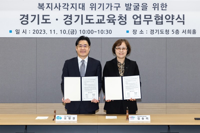 업무협약 체결 후 기념촬영을 하고있다.