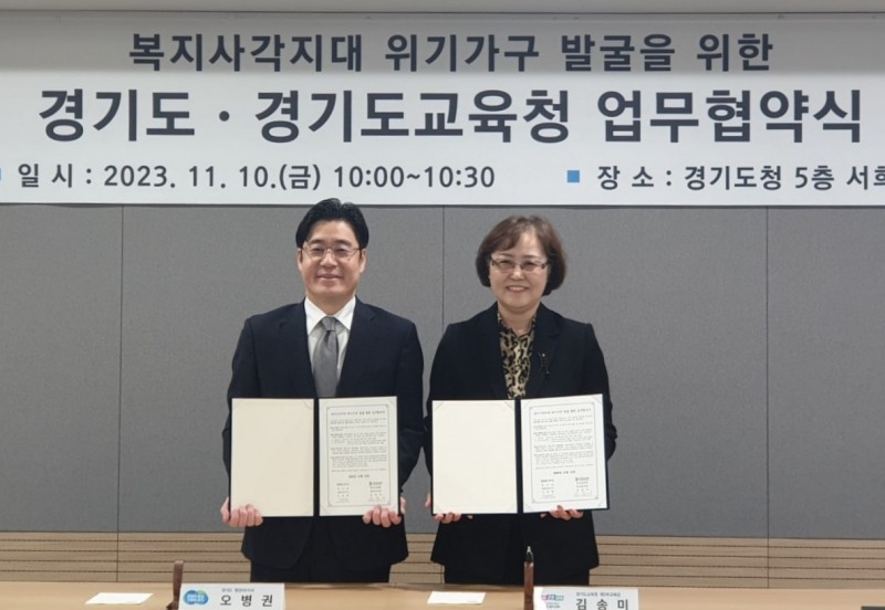 업무협약 체결 후 기념촬영을 하고있다.