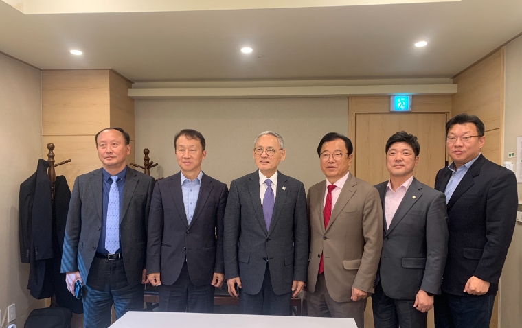 문체부 윤양수 컨텐츠 국장, 최보근 체육국장, 유인촌 장관(가운데), 이현재 시장(가운데), 이용 의원(오른쪽 두번째), 최용현 하남시 도시전략과장 등이 회의를 마치고 기념 촬영하고 있다. (사진=이용 의원실)