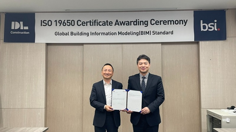 지난 9일 DL건설 서울사무소에서 열린 ‘ISO 19650’ 인증 수여식 행사 후 박유신 DL건설 주택건축사업본부장(왼쪽) 및 임성한 BIS코리아 대표가 기념 촬영하고 있다.(사진=DL건설)