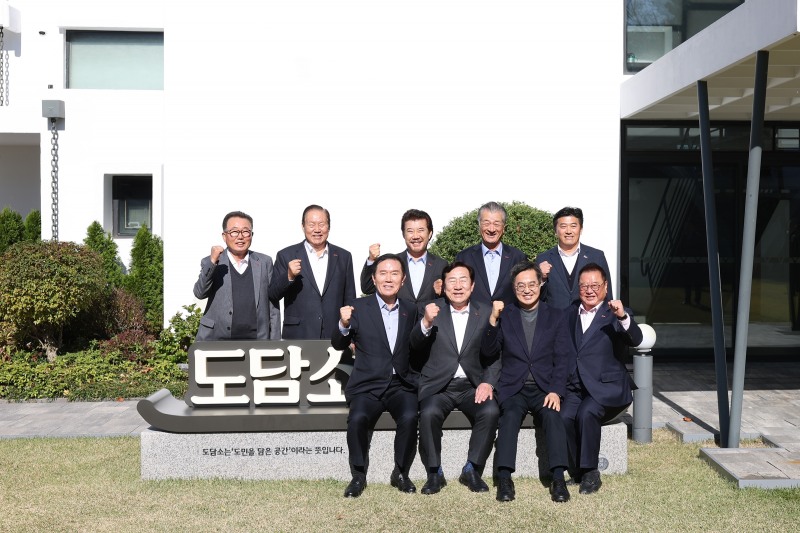 오찬 간담회 참석인사들이 기념촬영을 하고있다.