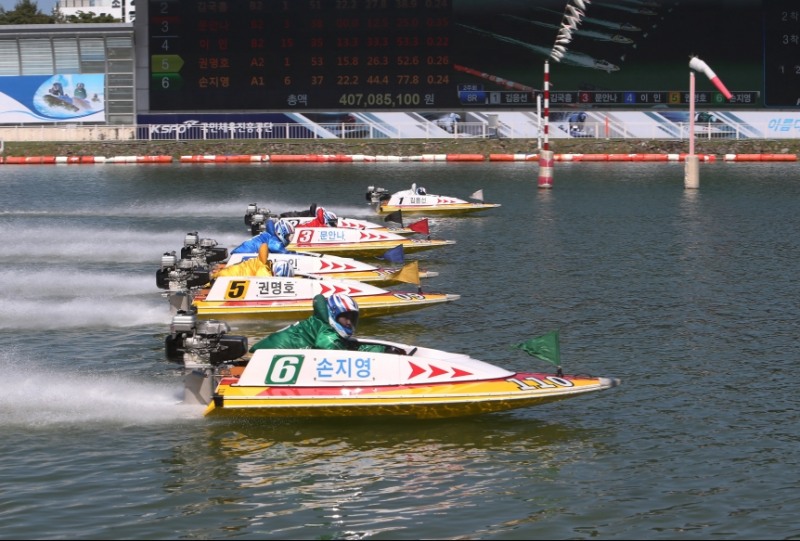 미사리경정장에서 6코스에 출전한 손지영 선수가 가장 빠른 스타트로 경주를 출발하고 있다. (사진=국민체육진흥공단)