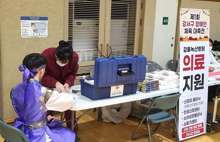 의료진이 경기 중 다친 선수를 치료하고 있다.(사진=갑을녹산병원)