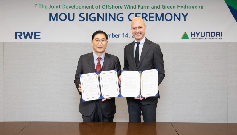현대건설 윤영준 사장(왼쪽)과 RWE 스벤 우테르묄렌 CEO(오른쪽)가 해상풍력발전 및 그린수소사업 공동개발 협력에 관한 업무협약을 체결한 후 기념사진을 촬영하고 있다.(사진=현대건설)