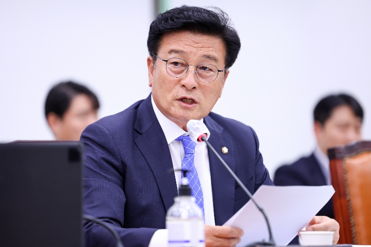 지난 10월 13일 국회에서 열린 농림축산식품해양수산위원회의 국정감사에서 더불어민주당 윤재갑 의원이 질의하고 있다. (사진=연합뉴스)