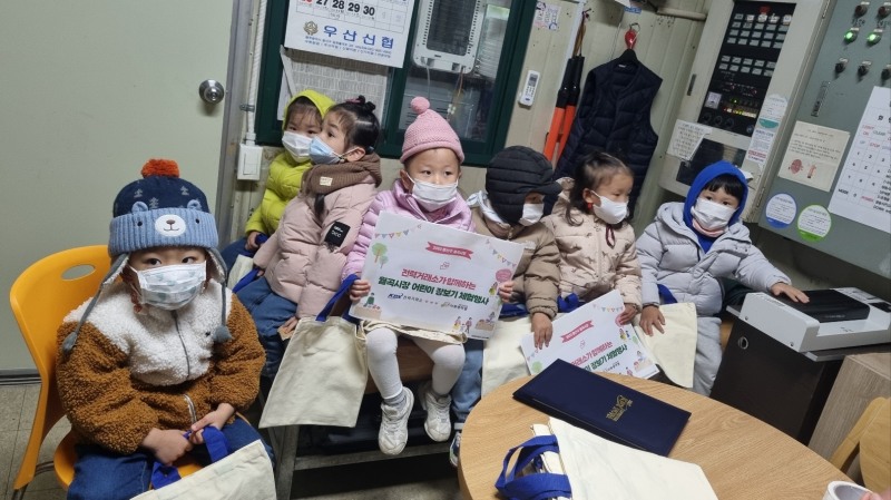 어린이 대상 전통시장(광주 월곡시장) 장보기 행사 시행 전경.(사진=전력거래소)