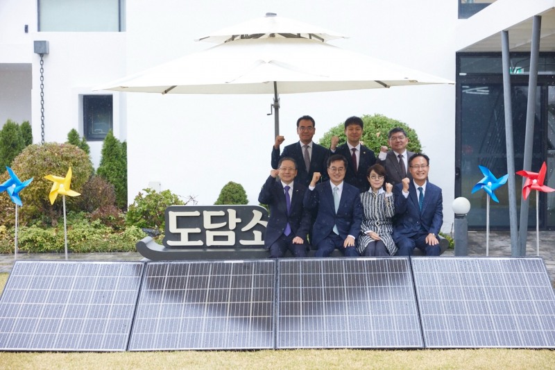 재생에너지 공급 협약식 참석인사들이 기념촬영을 하고있다.