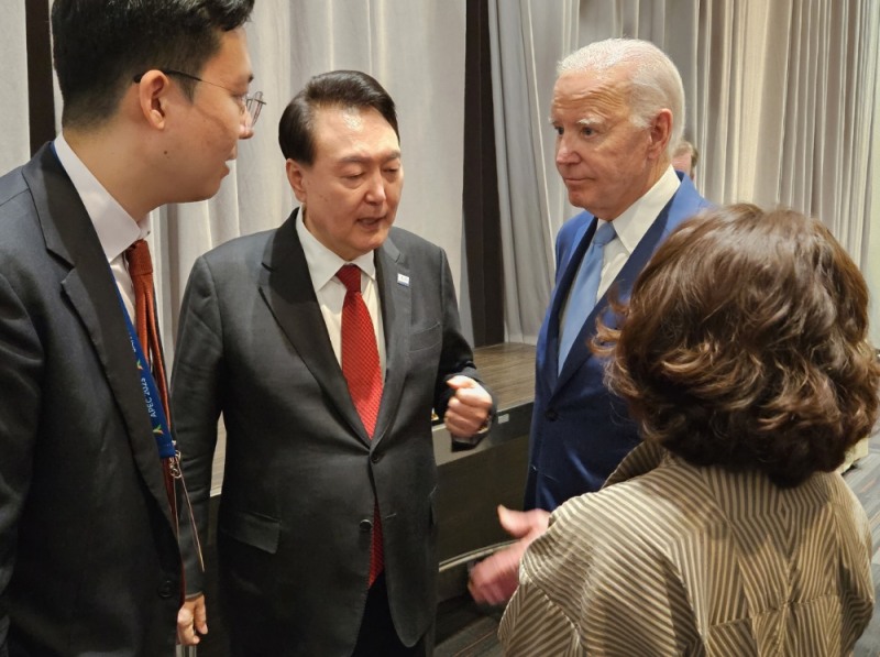 아시아태평양경제협력체(APEC) 정상회의 참석차 미국을 방문 중인 윤석열 대통령과 조 바이든 미국 대통령이 16일(현지시간) 미국 샌프란시스코 모스코니센터에서 만나 환담하고 있다. 사진=연합뉴스