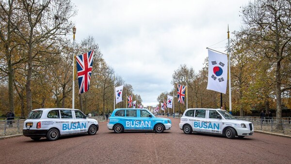 삼성전자가영국에서런던의명물인‘블랙캡’을‘부산엑스포택시’로꾸미고28일까지부산엑스포유치를기원하는광고를진행한다.