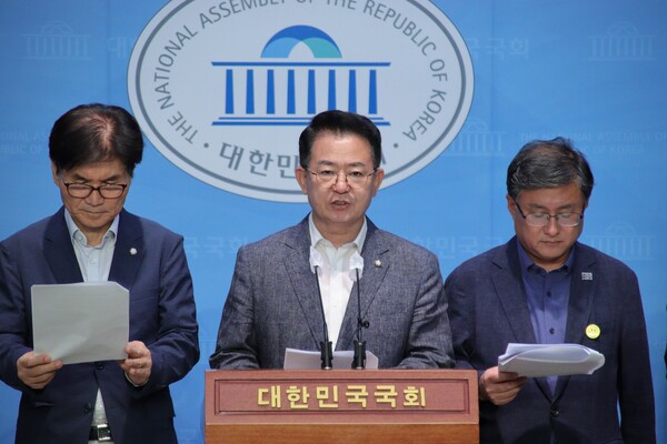 더불어민주당이용빈의원(가운데)이지난8월17일여의도국회소통관에서기자회견하고있다.(사진=의원실)