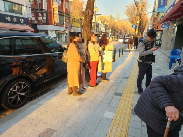 입찰참여설명회에서조합원간의소란으로관할지구대경찰관이출동하고있다.