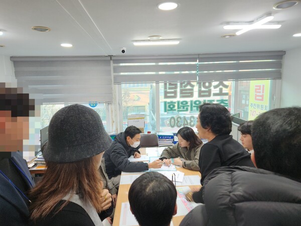 도환중2구역조합사무실에서시공사선정을위한입찰참여시공사설명회를하고있다.