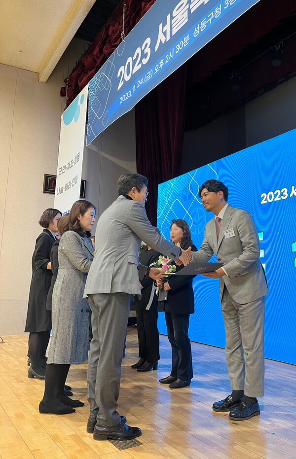 사진=정훈병원장(오른쪽)이정원오성동구청장으로부터표창장을받고있다/다시재한방병원제공
