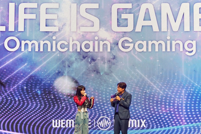 위믹스 모델로 발탁된 가수 청하(왼쪽)가 지스타 2023 무대에서 인사하고 있다. 사진=위메이드