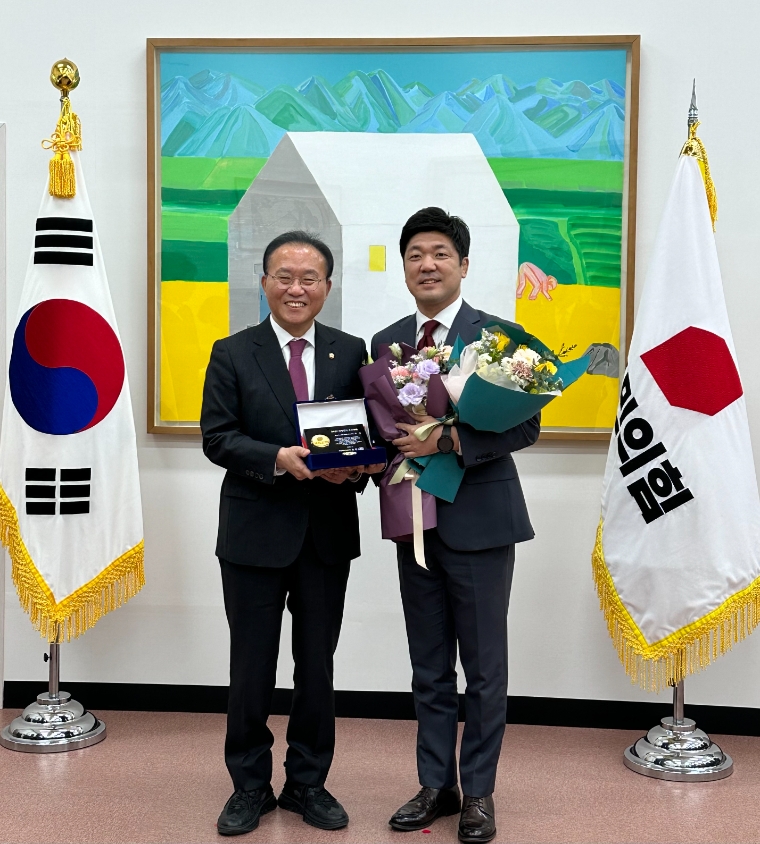 이용 의원(오른쪽)이 국민의힘 2023 국정감사 우수의원으로 선정돼 윤재옥 원내대표로부터 상패를 받고 포즈를 취하고 있다. (사진=의원실)