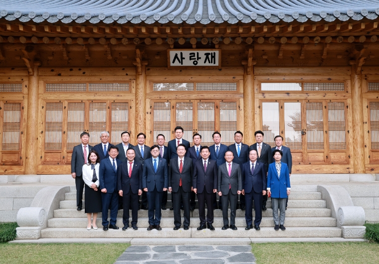 지난 10월 31일 윤석열 대통령이 국회 시정연설을 마치고 김진표 국회의장 주관 오찬 기념 사진을 촬영하고 있다. 왼쪽 세번째가 박덕흠 위원장이다. (사진=국회사무처)