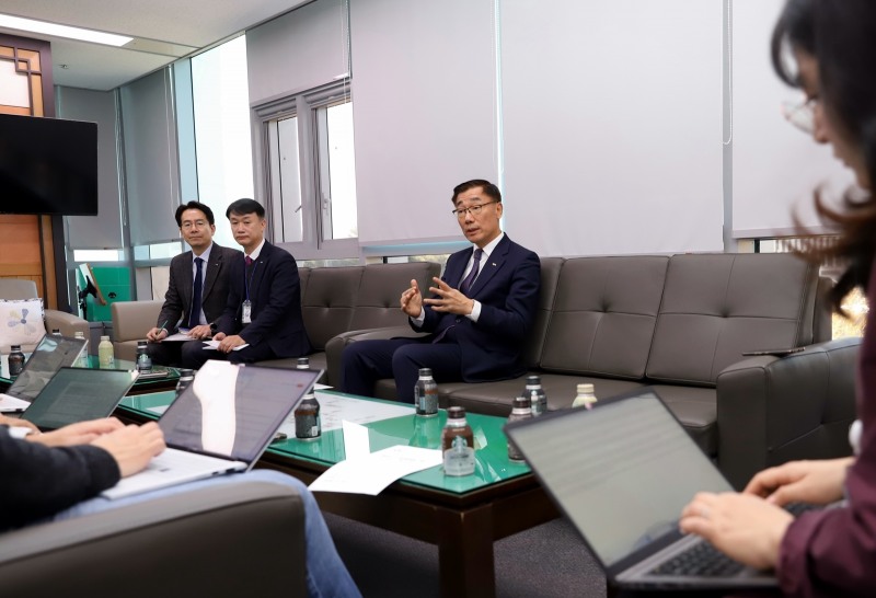 LX공사 어명소 사장이 30일, 세종 국토교통부 기자실을 찾아 경영 위기 극복을 위한 비상경영체제 전환을 선언하고 관련 설명을 하고 있다.(사진=LX공사)