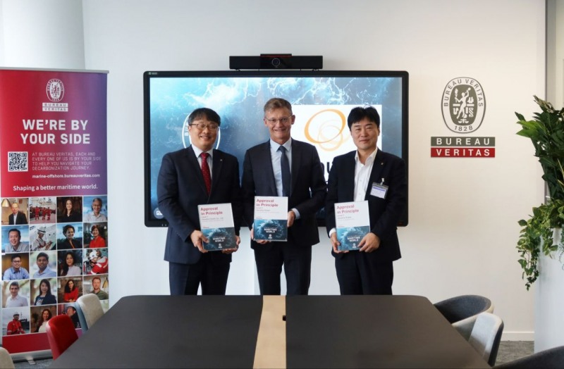 (왼쪽부터) 한화오션 강중규 중앙연구원장, BV M&O 매튜 데트니 대표, 한화오션 김형석 미래제품전략실장이 화물운영시스템, 재액화시스템, OCCS 등 3건의 기본승인을 획득한 뒤 기념촬영을 하고 있다.(사진=한화오션)