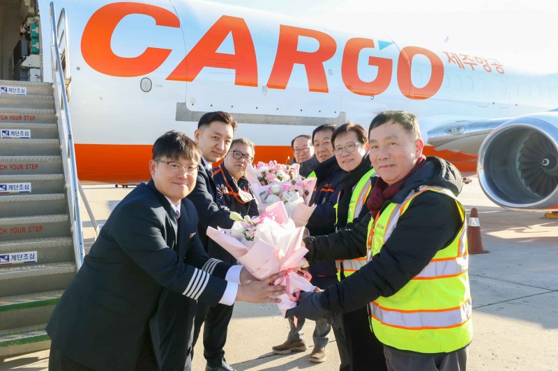 인천국제공항에서 윤성용 제주항공 운항본부장(사진 오른쪽 맨 앞), 박태하 제주항공 운항통제본부장(사진 오른쪽 두번째), 구광수 제주항공 안전정비실장(사진 오른쪽 세번째), 신우균 제주항공 정비지원실장(사진 오른쪽 맨 뒤)이 화물2호기 도입을 맞아 직원들에게 꽃다발을 전달하고 있다.(사진=제주항공)