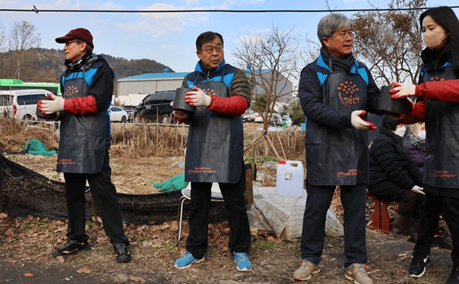 공익사단법인 정 고영한 이사장(왼쪽 부터)과 법무법인 바른 박재필 대표변호사,김용균 변호사 등 임직원들이 서울시 전원마을에서 연탄배달 봉사활동을 하고 있다.(사진제공=바른)