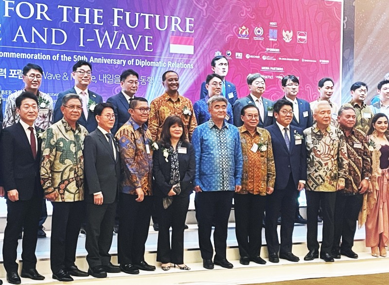 한-인니 수교 50주년 기념 경제협력포럼에 참석한 정원주 회장이 기념촬영을 하고 있다.(사진=대우건설)