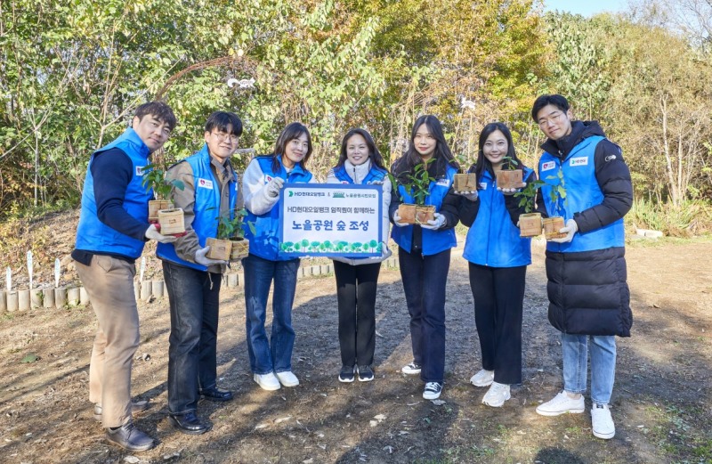 ‘100일의 식집사’ 캠페인에 참여한 HD현대오일뱅크 임직원들이 서울 마포구 노을공원에서 묘목 심기 활동을 하고 있다.(사진=HD현대오일뱅크)