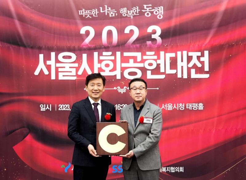 (왼쪽부터) 김현훈 서울시사회복지협의회장, 신왕섭 HDC현대산업개발 실장.(사진=HDC현대산업개발)