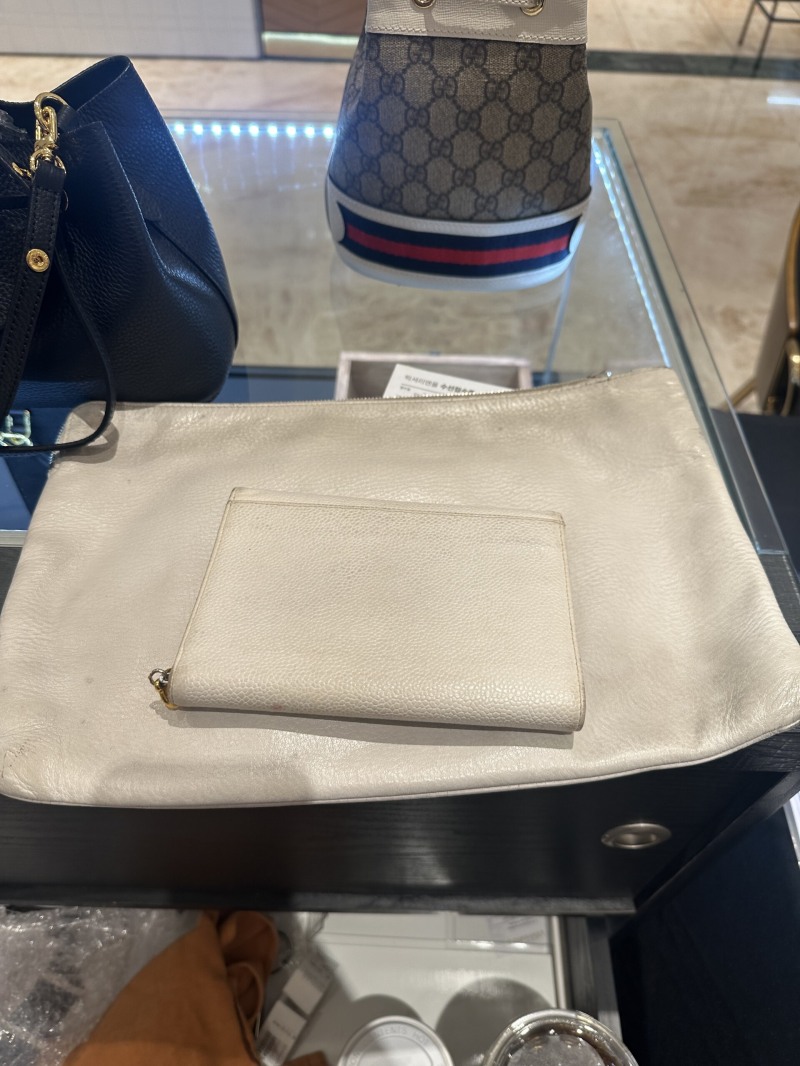 잘못된 관리 정보를 그대로 따라하다 가죽과 가방 전체가 훼손 된 사례.(사진=월드리페어)