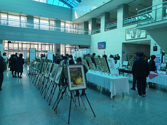 군청 1층에서 주민자치 프로그램 전시회가 열리고 있다.(제공=부산 기장군)