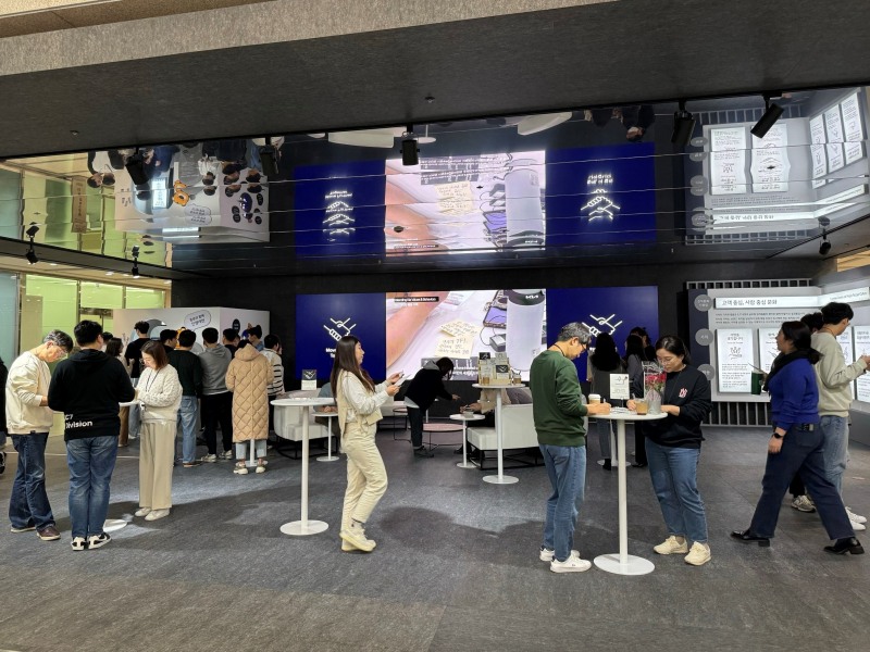 기아 임직원들이 밸류위크 부스에서 체험하고 있는 모습.(사진=기아)