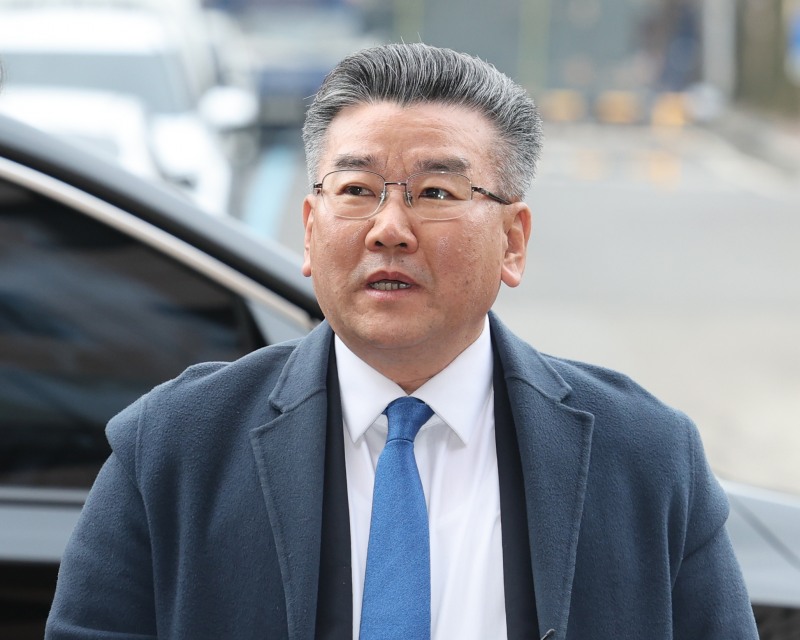 전현희 전 국민권익위원장에 대한 '표적 감사' 주도 의혹을 받는 유병호 감사원 사무총장이 9일 오전 경기도 과천시 고위공직자범죄수사처 앞에서 취재진의 질문에 답하고 있다.(사진=연합뉴스)