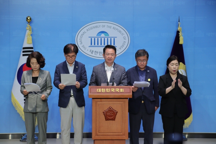 더불어민주당 이용빈 의원(가운데)이 지난 8월 17일 국회 소통관에서 기자회견을 하고 있다 (사진=의원실)