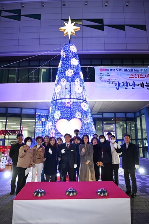 정종복 기장군수와 관계 직원들이 정관도서관앞에서 트리 점등식을 열고 기념촬영.(사진제공=부산 기장군)