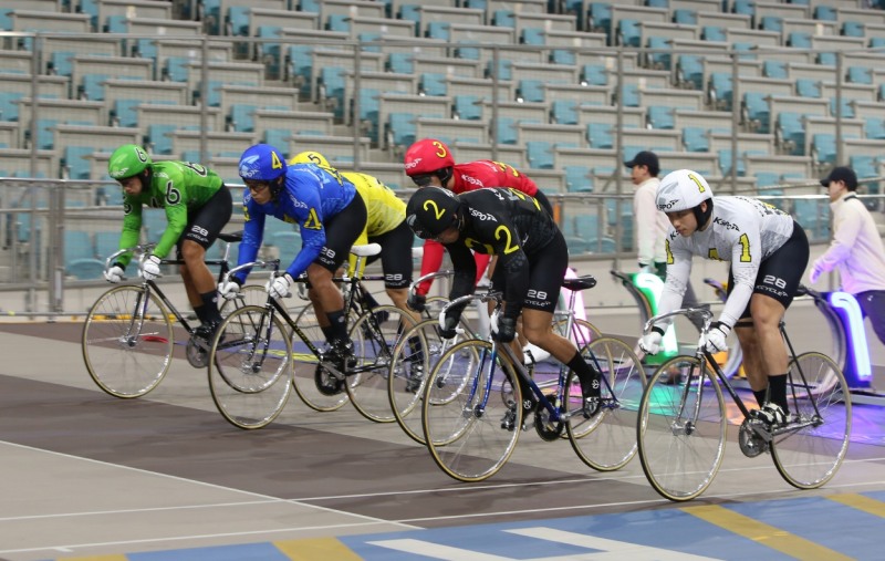 28기 경륜선수들이 광명스피돔에서 시범경주를 진행하고 있다. (사진=국민체육진흥공단)