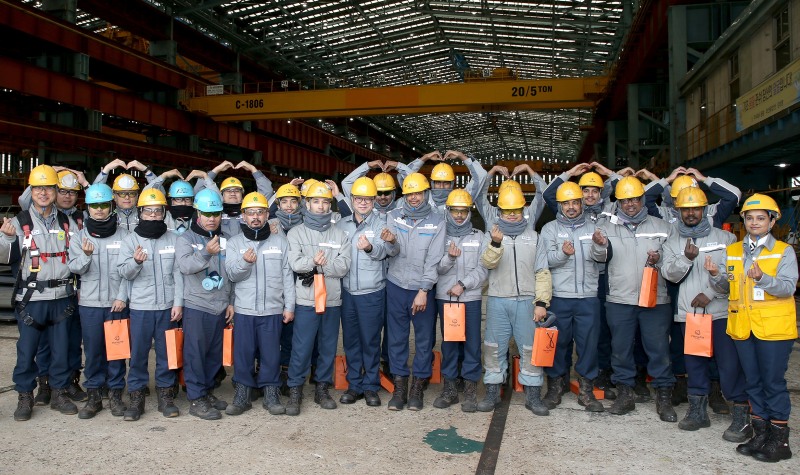 한화오션 거제사업장장 정인섭 사장(왼쪽에서 일곱번째)이 현장을 직접 방문해 외국인 동료들에게 방한용품을 지급하는 행사를 가졌다.(사진=한화오션)