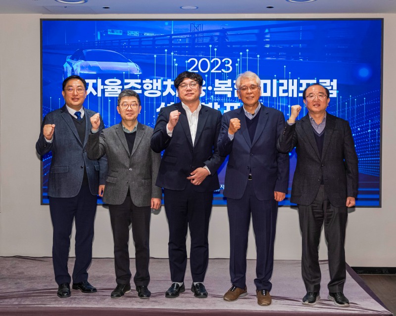 (왼쪽부터) 아주대학교 윤일수 교수, 홍익대학교 임현준 교수, 국토교통부 김영주 사무관, 한국자동차안전학회 윤영한 소장, 자동차안전연구원 문종인 처장.(사진=한국교통안전공단)